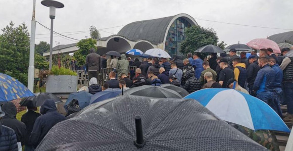 Rijeka ljudi na ispraćaju sina Enesa Begovića