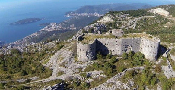 Djevojka pokušala da napravi selfi, pa pala u provaliju