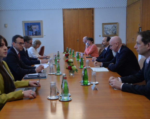 Vučić ambasadorima Kvinte: Zaustavite Aljbina Kurtija