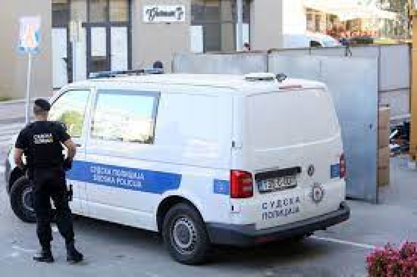 Мушкарац "заробио" судске полицајце у Рудом