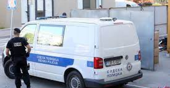 Muškarac "zarobio" sudske policajce u Rudom