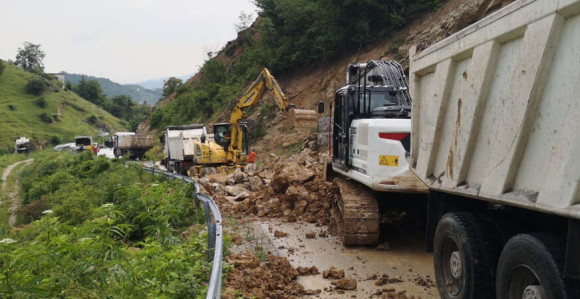 Kiša napravila haos: Veliko klizište blokiralo put