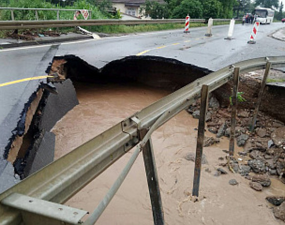 Вода однијела мост на Ибарској магистрали