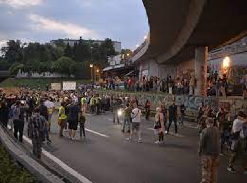 Demonstranti blokirali autoput kod Autokomande