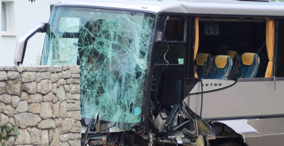 Trebinje: Autobus udario u brdo, dvoje poginulih