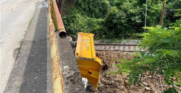 Doboj: Kamion sa nadvožnjaka pao na željezničku prugu