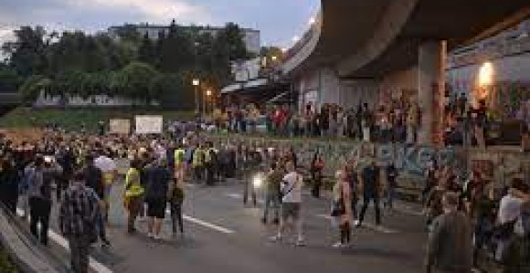 Demonstranti blokirali autoput kod Autokomande