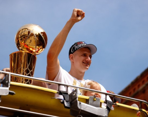 Nikola Jokic sa porodicom stigao kući u Srbiju