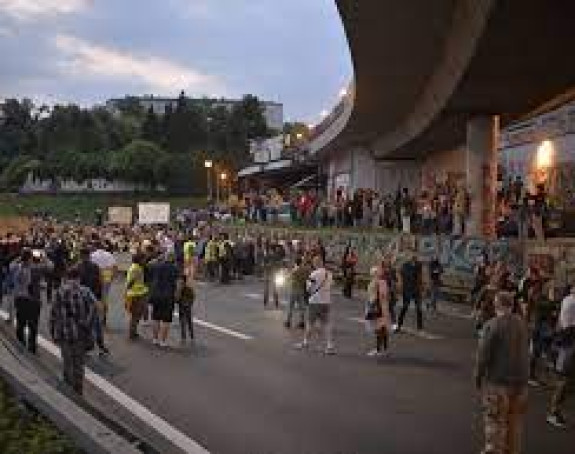 Demonstranti blokirali autoput kod Autokomande