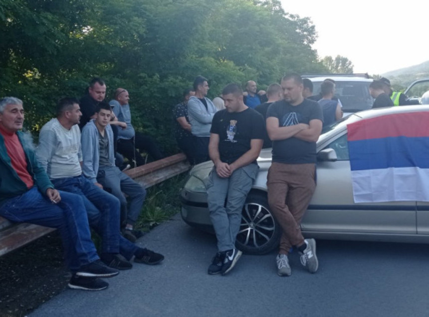 Srbi večeras blokirali putne pravce na Kosmetu