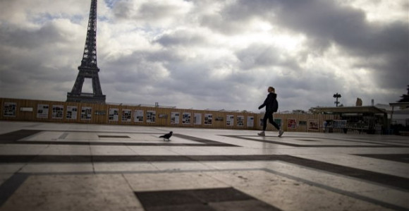 Ajfelovu kulu u nedelju uveče pogodio grom