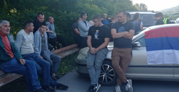 Srbi večeras blokirali putne pravce na Kosmetu