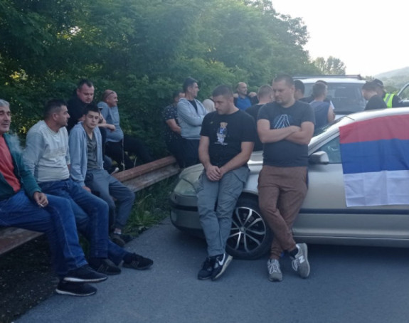 Srbi večeras blokirali putne pravce na Kosmetu