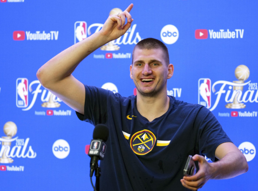 Kako igra i šta radi, Nikola Jokić malo je i plaćen