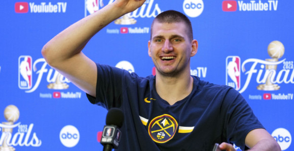 Kako igra i šta radi, Nikola Jokić malo je i plaćen