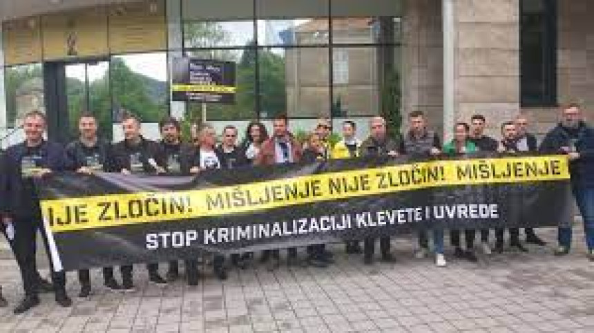 Ko toleriše psovke i uvrede upućene novinarima