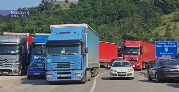 Oko 700 kamiona parkirano između Kraljeva i Jarinja