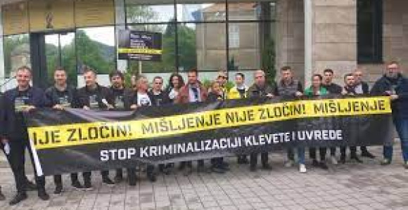 Ko toleriše psovke i uvrede upućene novinarima