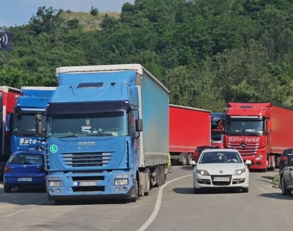 Oko 700 kamiona parkirano između Kraljeva i Jarinja