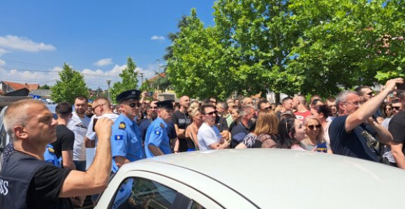 Roba i dalje stoji na granici, nastavljen protest Srba