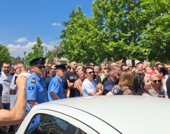 Roba i dalje stoji na granici, nastavljen protest Srba