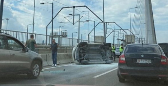 Prevrnuo se auto na mostu u Beogradu (VIDEO)