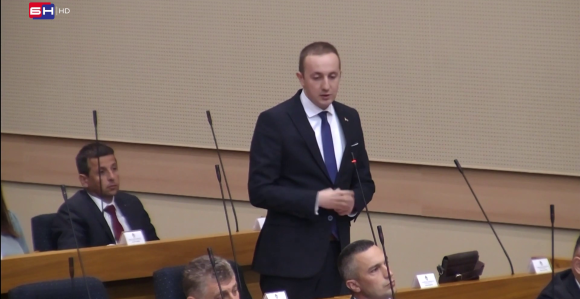 Знам ко је дао Јасеновачку грађу, пресјекао Српску...