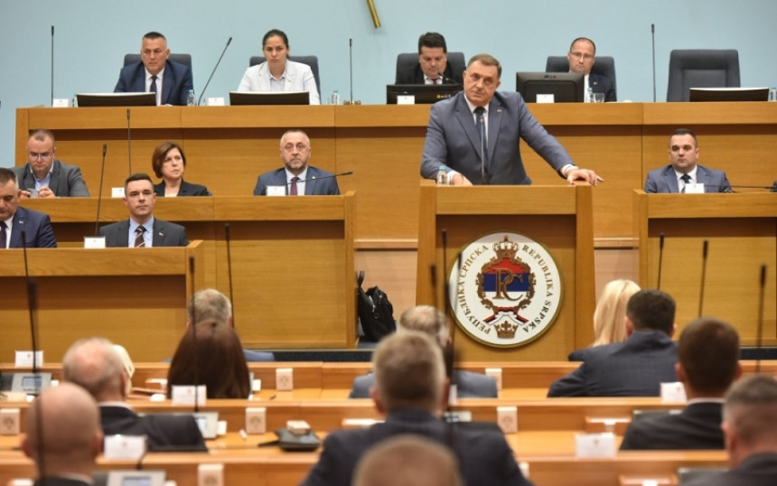 Додик поново уживо слагао и обмануо посланике и јавност