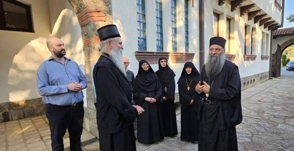 Patrijarh Porfirije služi liturgiju i parastos u Gračanici