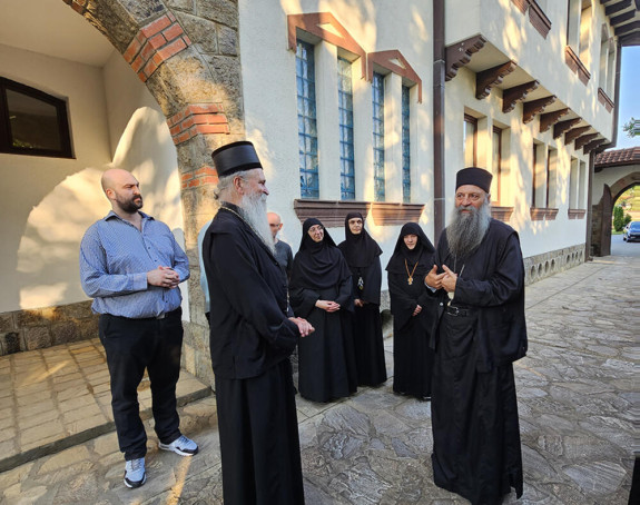 Patrijarh Porfirije služi liturgiju i parastos u Gračanici