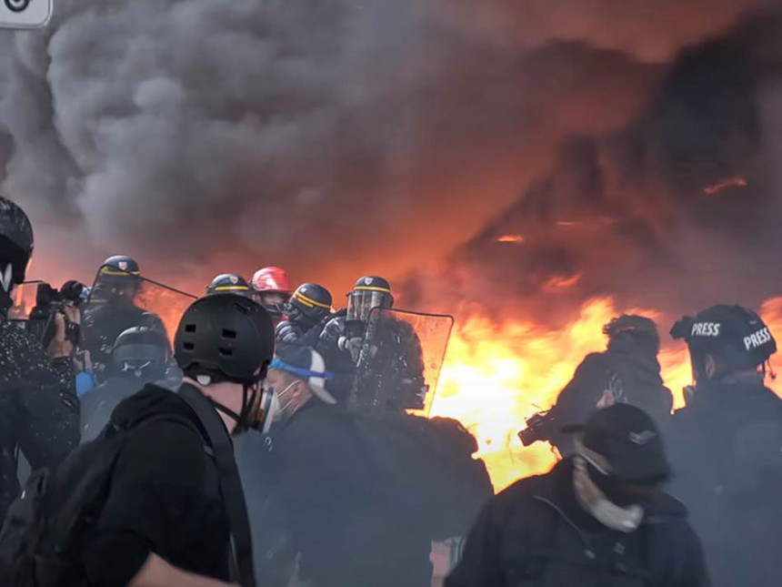 Mladić poginuo nakon pada s krova tokom protesta