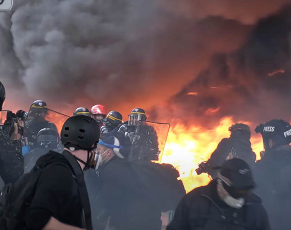 Mladić poginuo nakon pada s krova tokom protesta