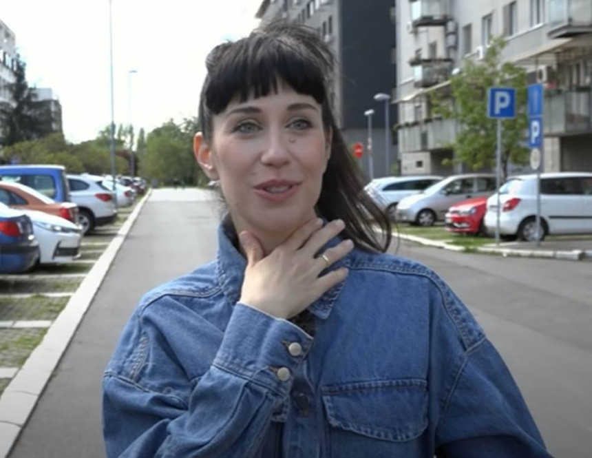 Umjesto mikrofona, trimer: Konstrakta kosi oko zgrade