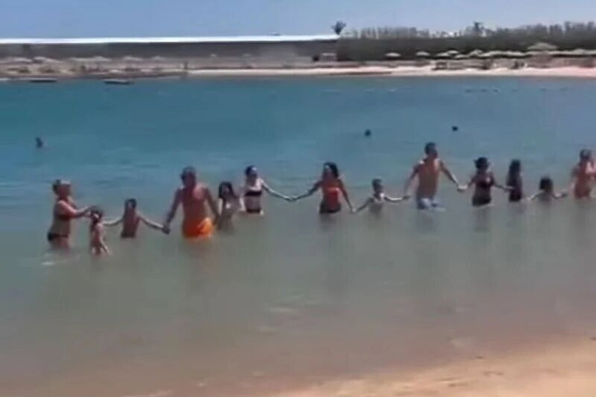 Turisti zaigrali Užičko kolo u Hurgadi (VIDEO)