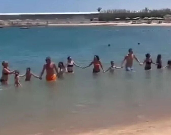 Turisti zaigrali Užičko kolo u Hurgadi (VIDEO)