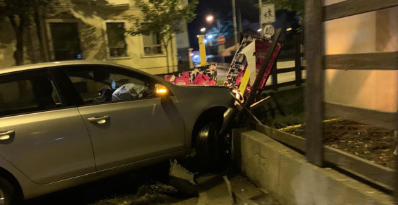 Pijan vozilom umalo udario u policijsku stanicu u Bijeljini