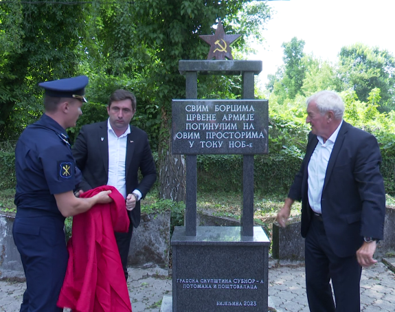 Otkriven spomenik borcima Crvene armije u Rači