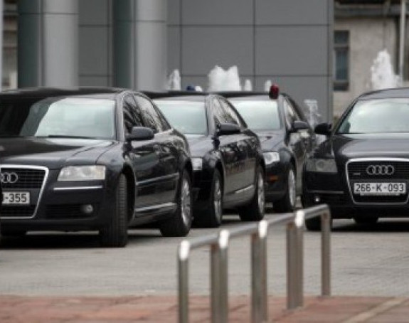 Бахата и раскошна власт: Број луксузних лимузина прешао цифру од 11 хиљада