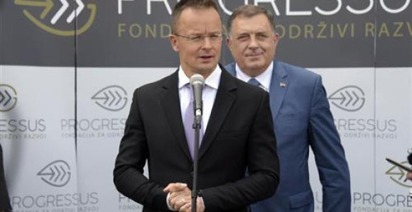 Сијарто пренио поруку: Мађарска подржава Додика