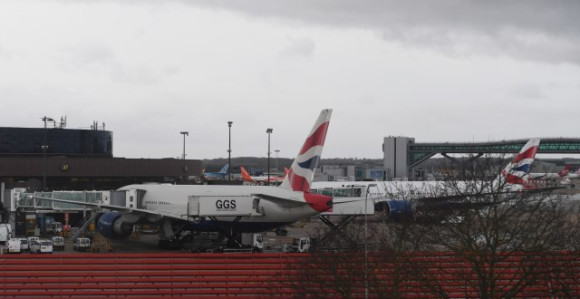 Драма у авиону, избодени путници