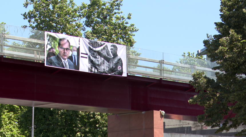 Šmit i Hitler na pasareli u centru Banjaluke