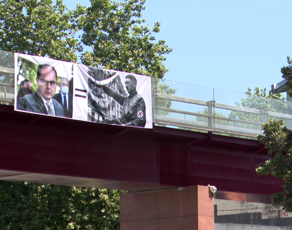 Šmit i Hitler na pasareli u centru Banjaluke