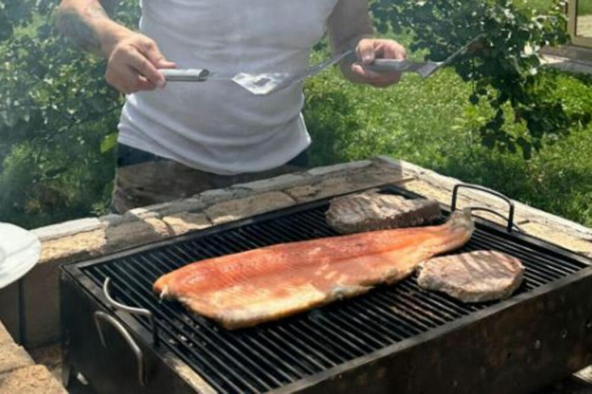 Čeda u potkošulji pravi roštilj: Malo tuna, malo... (FOTO)