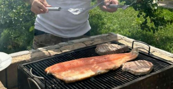 Čeda u potkošulji pravi roštilj: Malo tuna, malo... (FOTO)