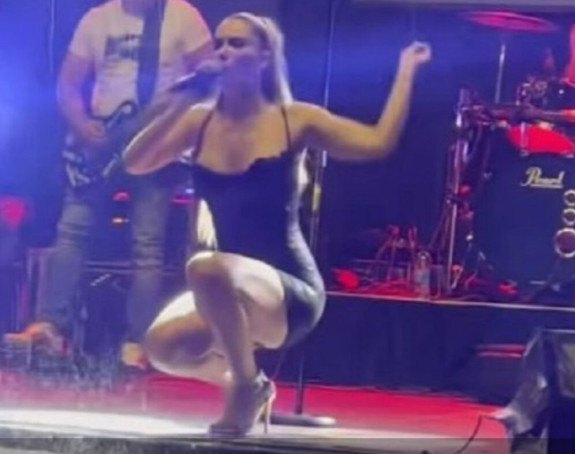 Мокра до коже: Пјевала на киши и одушевила публику 