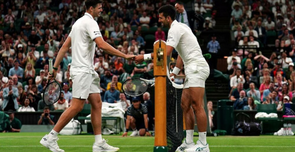 Đoković  nastavlja meč sa Hurkačem, vodi sa 2:0