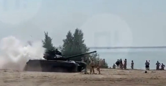 Tenk ruske vojske uletio na plažu među ljude
