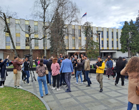 Силеџијски однос према грађанима и медијима у РС
