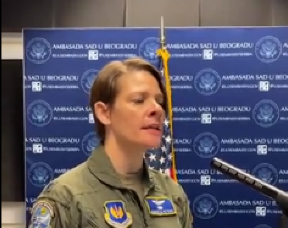 Himnu Srbije pjeva potpukovnica američke vojske