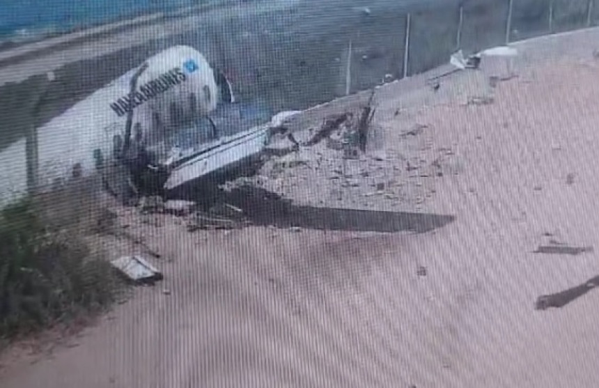 Avion izletio s piste i zabio se u ogradu (VIDEO)